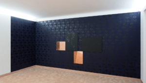 Impression à la planche du papier peint reprenant le motif de l’oeuvre Copper florall (Acrylique sur toile, 2015). Dans le cadre de l’exposition : « Reflets dans un oeil d’or »