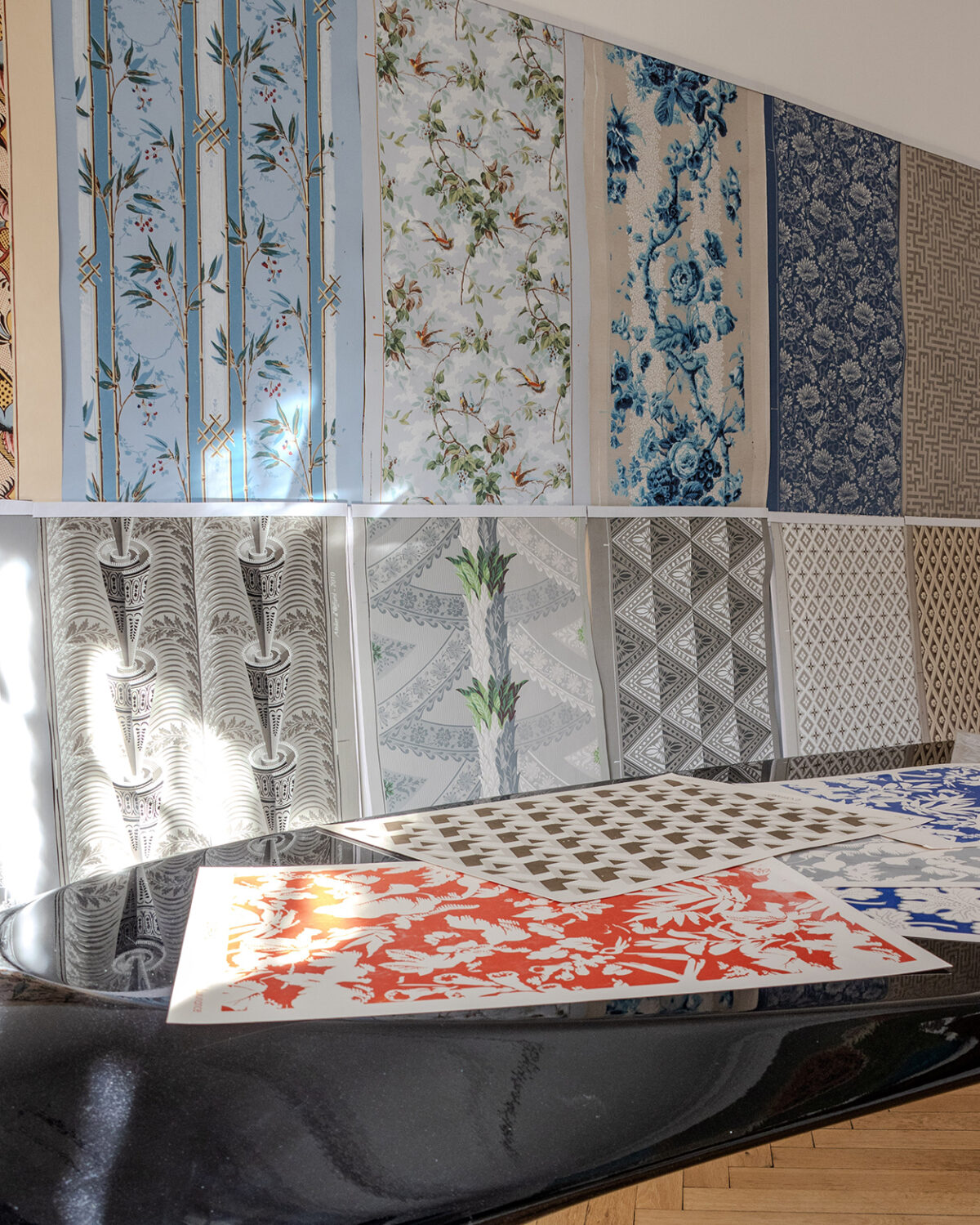 DOFFARD PAPIER PEINT SHOWROOM LONGITUDE MARSEILLE SET DESK FLYBRIDGE REFLETS3